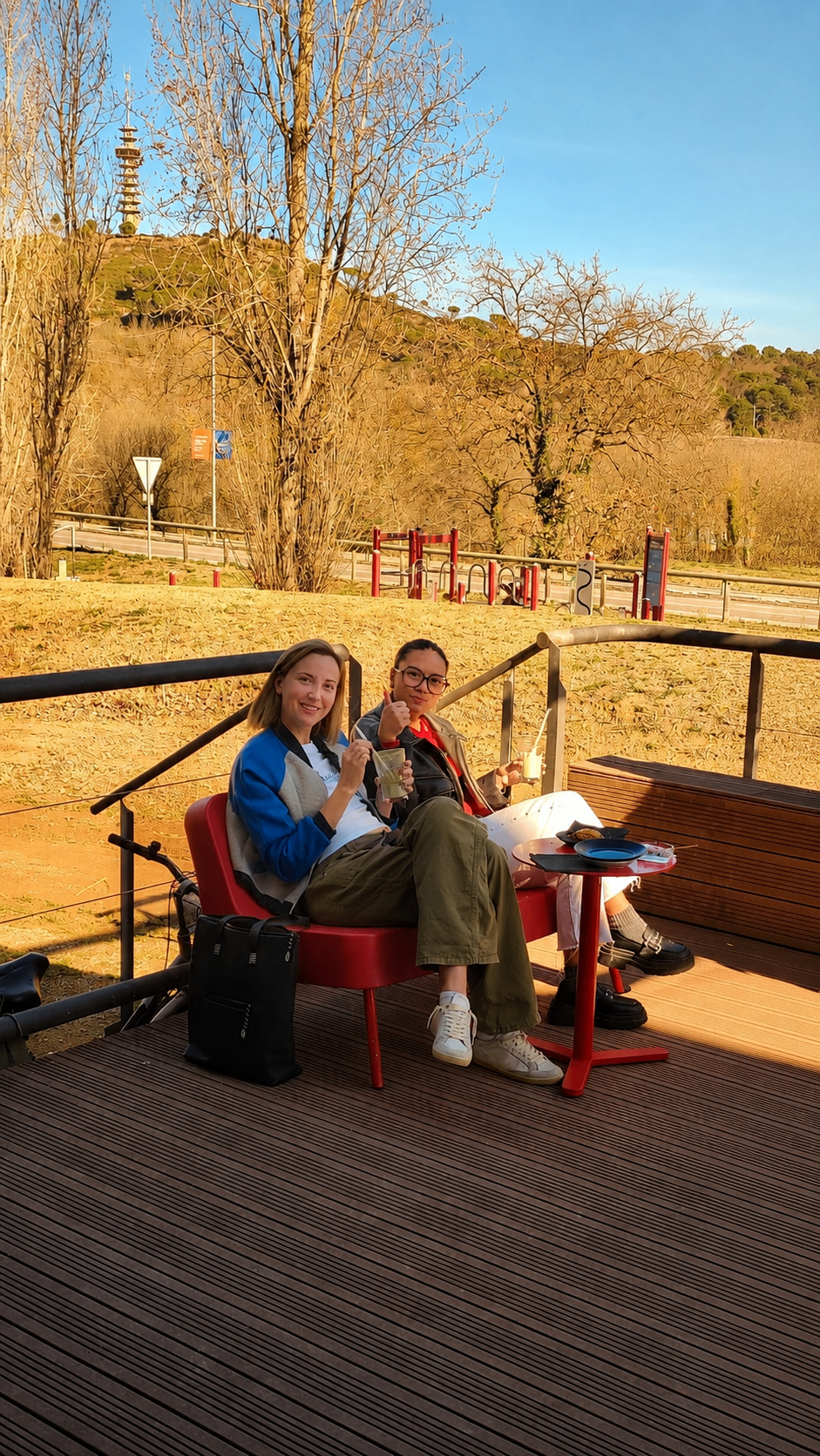 Terrassa del Parc Cafè amb clients al sol
