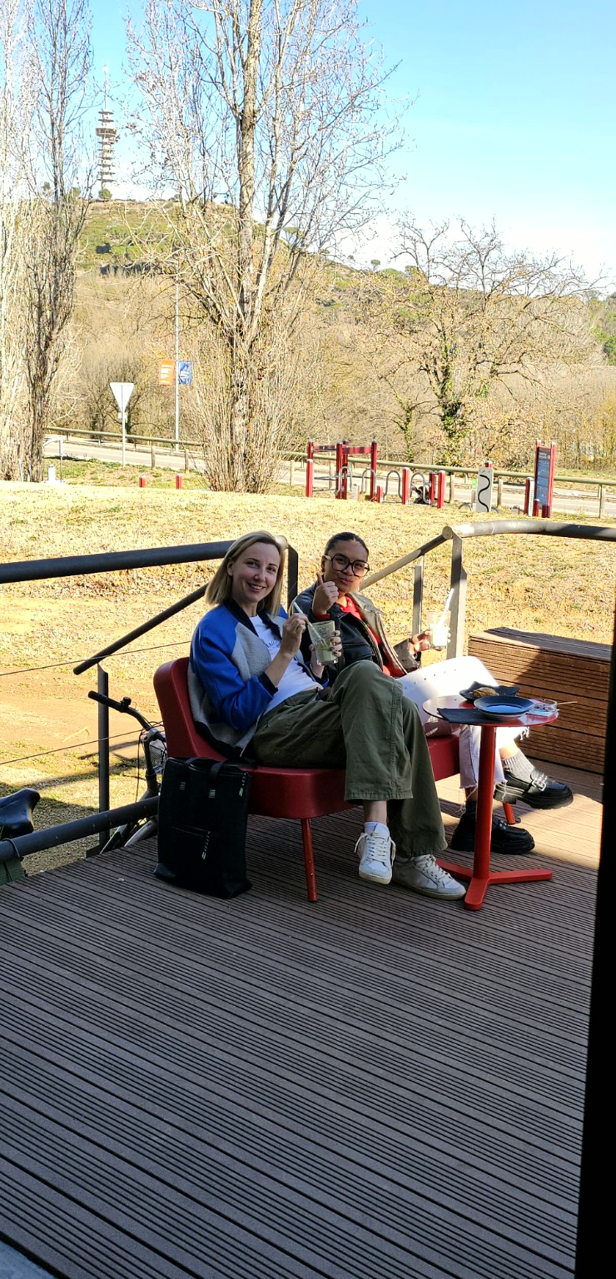 Dues clientes prenent un refresc a la terrassa exterior del Parc Cafè