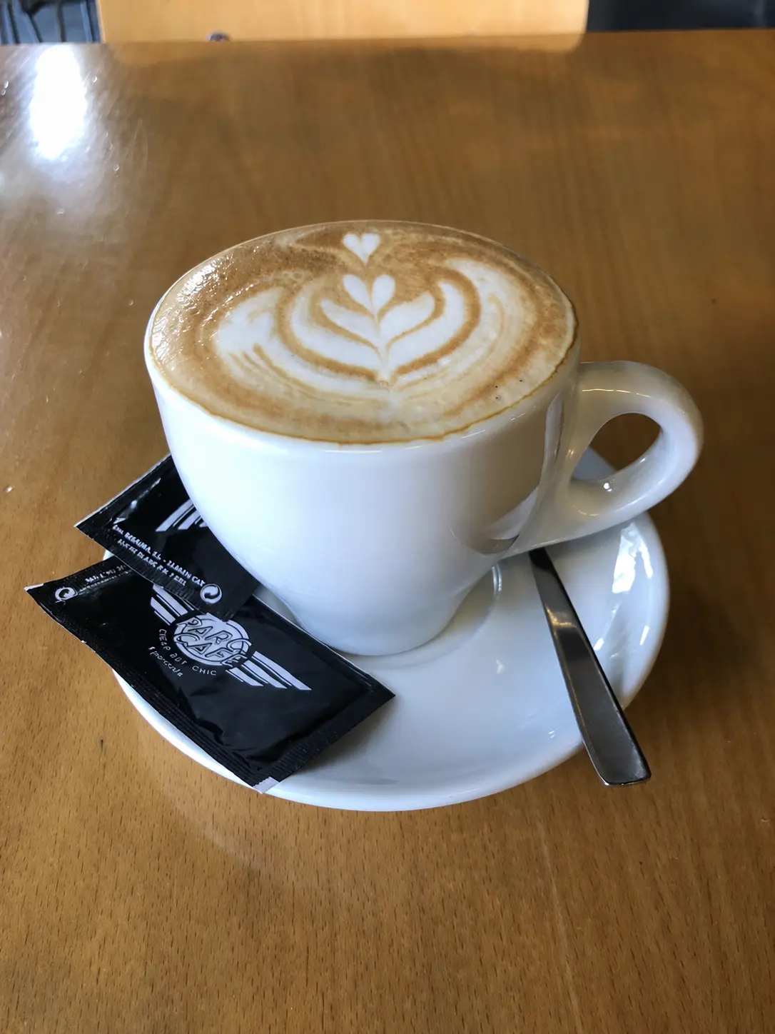 Cafè amb llet amb art latte servit al Parc Cafè